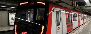 Un tren en el metro de Barcelona / TMB
