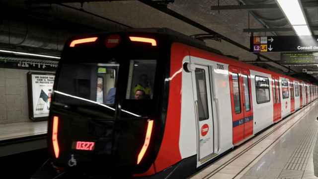 Un tren en el metro de Barcelona / TMB