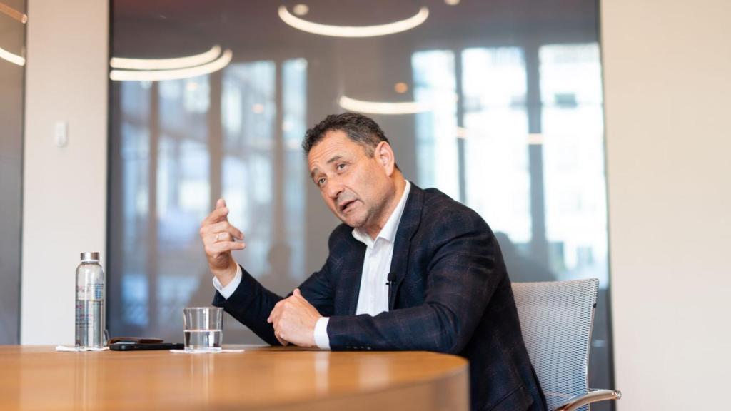 Enrique Tomás durant l'entrevista amb Metròpoli / LUIS MIGUEL AÑÓN - METRÓPOLI