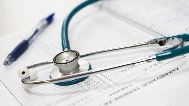 Estetoscopio junto a un bolígrafo