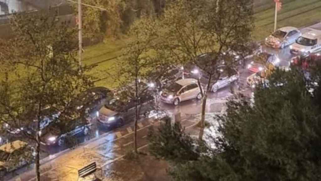 Atasco en la avenida de Xile tras un partido del Barça