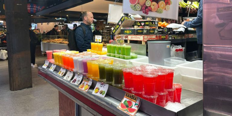 Zumos para llevar en una parada del Mercado de La Boqueria / MA