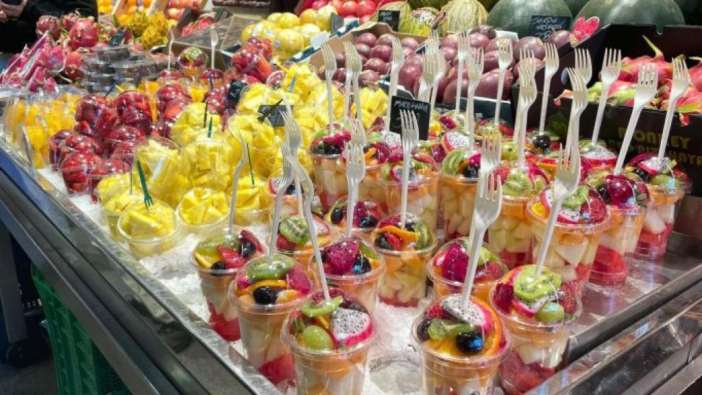Fruita tallada en una fruiteria de la Boqueria / MA