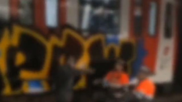 Vigilantes de seguridad se enfrentan a dos grafiteros en el metro de Barcelona / TWITTER