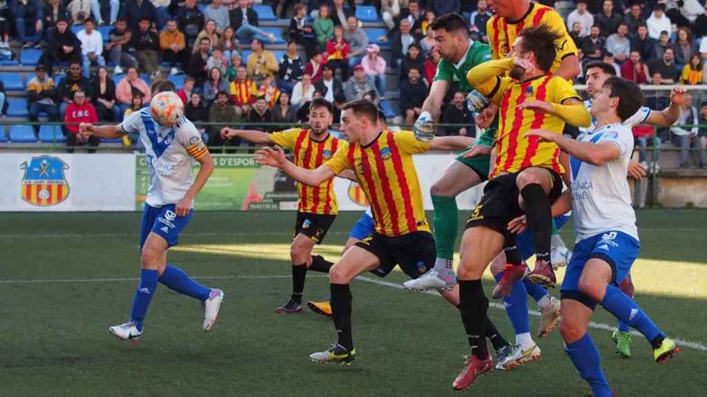 Derbi que ha enfrentado al Europa con el Sant Andreu en una imagen de archivo