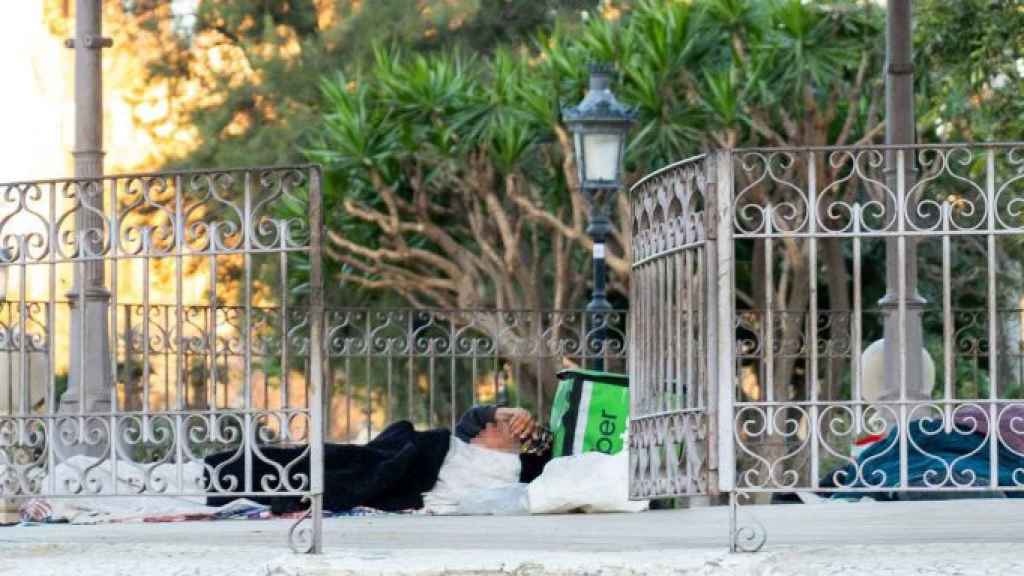 Persones sense llar a la glorieta de la transsexual Sonia a la Ciutadella