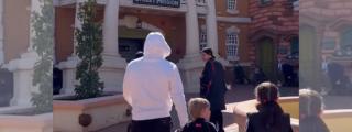 El entrenador del Barça, Xavi Hernández, paseando junto a sus hijos por Port Aventura / TIK TOK