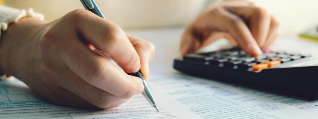 Una persona fa la declaració de la renda en una imatge d'arxiu / SHUTTERSTOCK