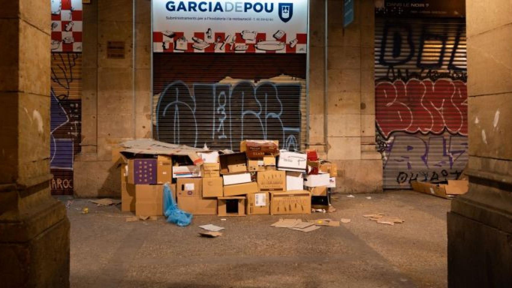 Personas sintecho en los soportales del paseo Picasso / LUIS MIGUEL AÑÓN