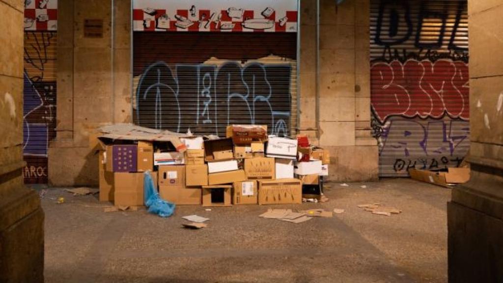 Personas sintecho en los soportales del paseo Picasso / LUIS MIGUEL AÑÓN