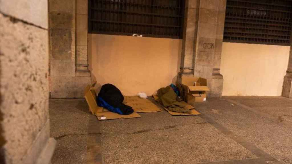 Personas sintecho en los soportales del paseo Picasso / LUIS MIGUEL AÑÓN