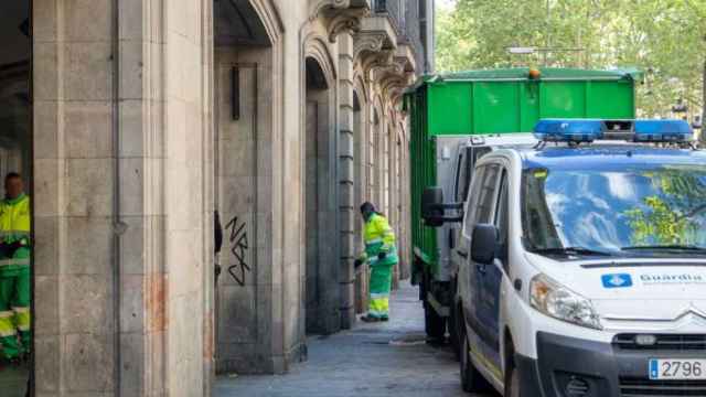 Operarios de limpieza trabajando en los soportales de La Rambla / GALA ESPÍN - METRÓPOLI