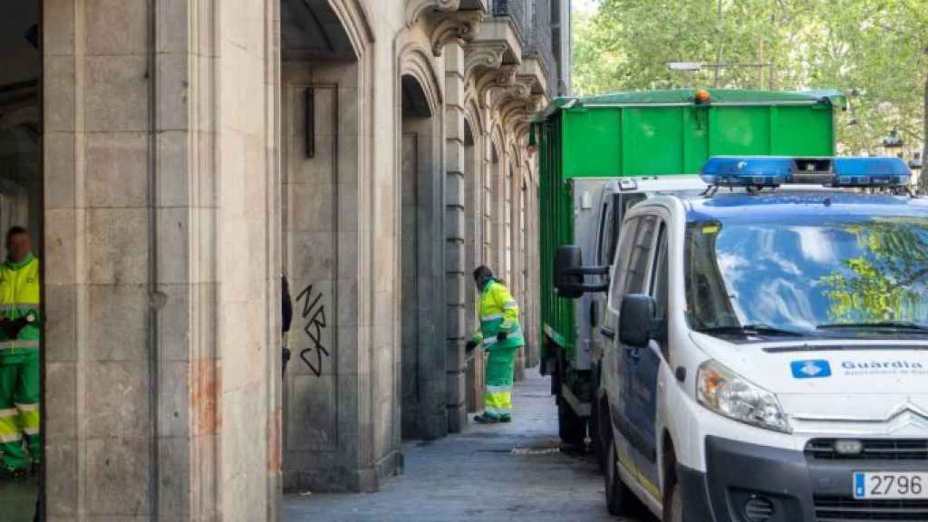 Operarios de limpieza trabajando en los soportales de La Rambla / GALA ESPÍN - METRÓPOLI