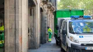 Operarios de limpieza trabajando en los soportales de La Rambla / GALA ESPÍN - METRÓPOLI
