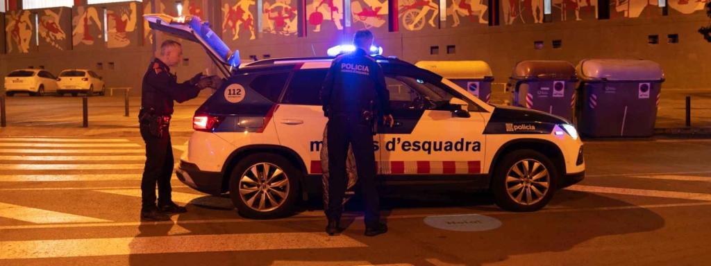 Dos agents dels Mossos d'Esquadra en un cotxe patrulla a Badalona