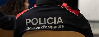Un agente de los Mossos d'Esquadra / LUIS MIGUEL AÑÓN