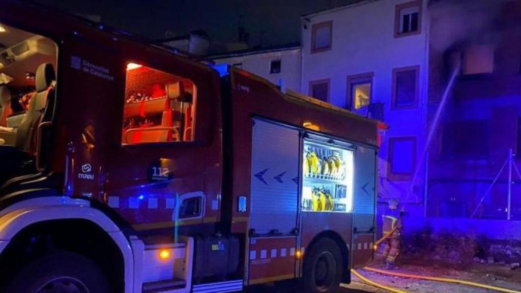 Bombers de la Generalitat durante los trabajos de extinción en Manresa / BOMBERS