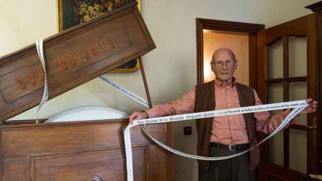 Francisco Morales, el barcelonés que ha escrito El Quijote en 15 kilómetros de papel de caja registradora