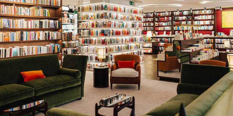 Interior de la librería Finestres de Barcelona / FINESTRES