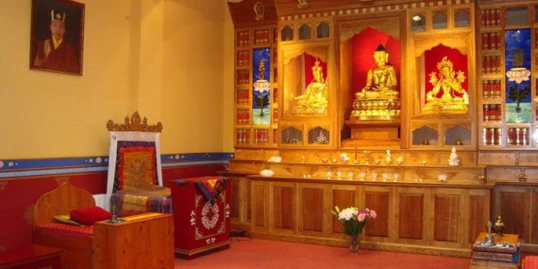 Centro de culto budista en Barcelona / AJ BCN