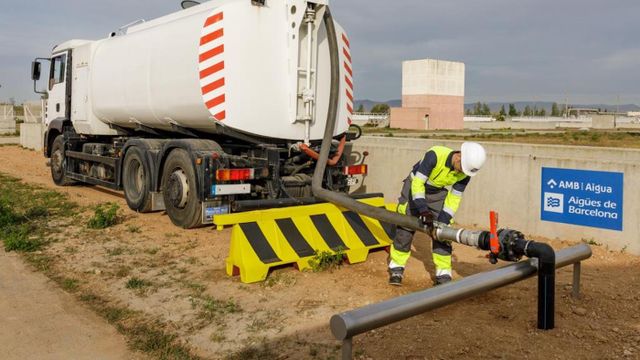 Aigües de Barcelona inicia la distribución de agua regenerada / AIGÜES DE BARCELONA