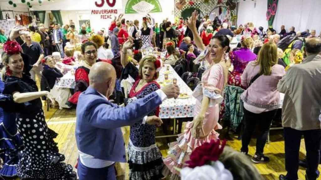 Visitantes disfrutan de la Feria de Abril / EFE