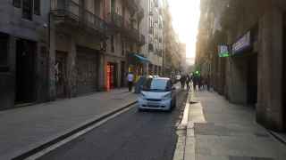 Un coche circula por la calle Nou de la Rambla, en el Raval / METRÓPOLI