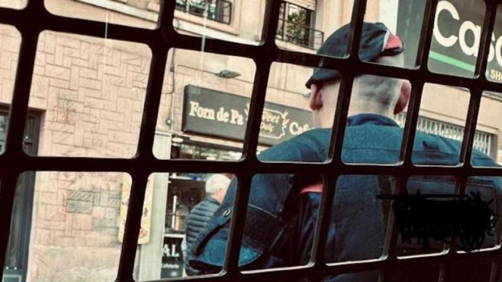 Un mosso de la ARRO frente al edificio okupado / CEDIDA