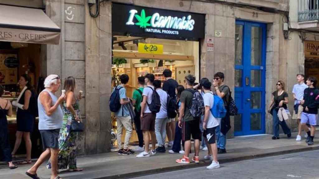 Una cua de joves turistes en una botiga de cànnabis a Ciutat Vella / ALBA CARNICÉ (MA)