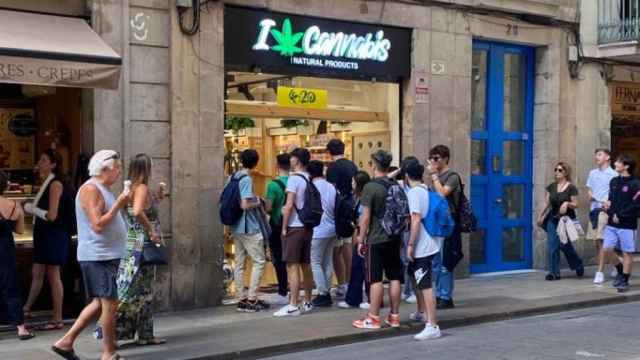 Una cola de jóvenes turistas en una tienda de cannabis en Ciutat Vella