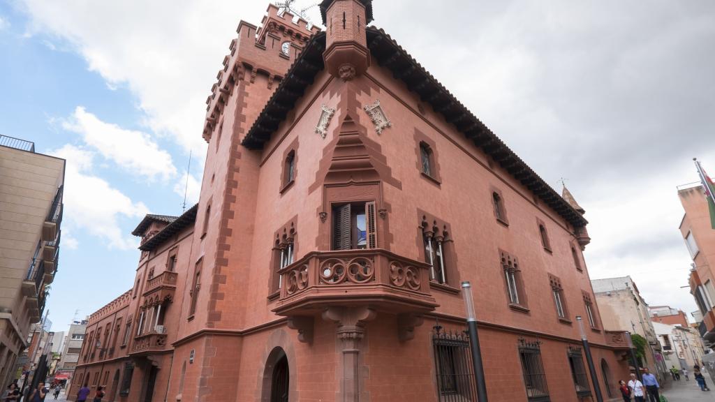 Façana de l'Ajuntament de Viladecans / AJ VILADECANS