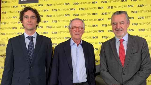 Xavier Trias junto a Miguel Trias, socio de Cuatrecasas, y Enric Urreta, presidente de la asociación 22@Network BCN / @22networkbcn