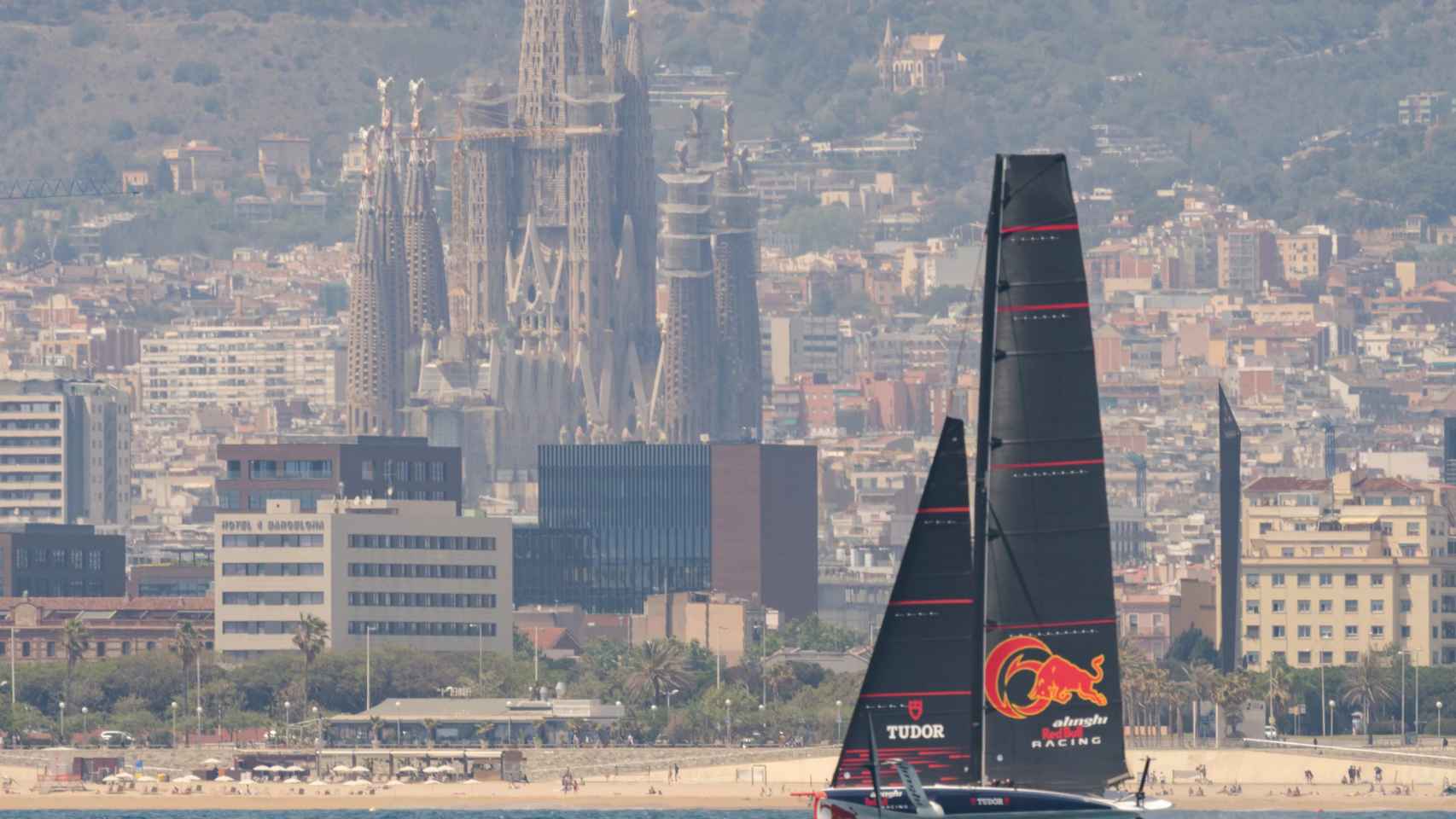 Un equipo entrenando para la Copa América de Vela en Barcelona / Marcelo Rios