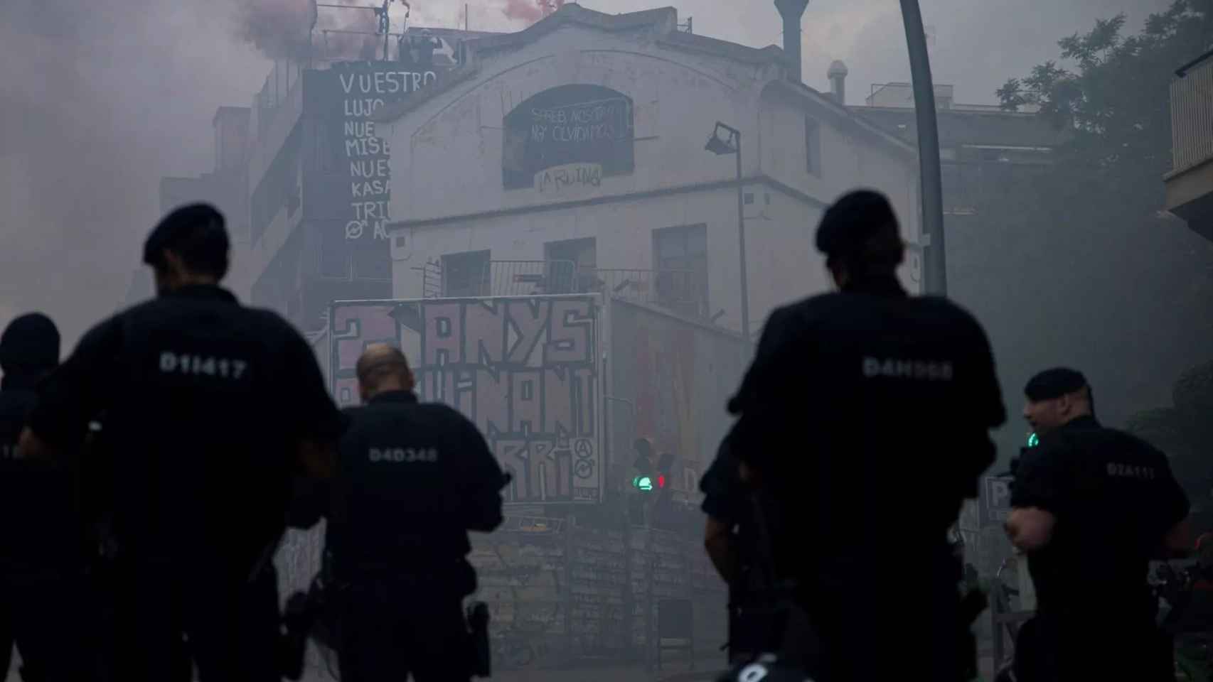 Okupas de la Ruïna y el Kubo de la Bonanova de Barcelona encienden bengalas desde la azotea de El Kubo / EUROPA PRESS