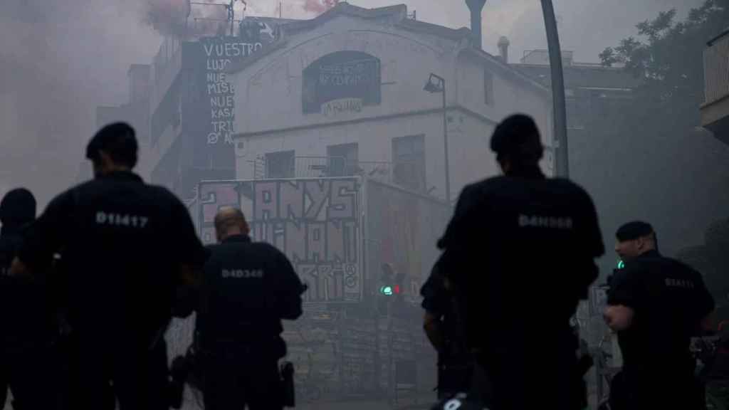 Okupas de la Ruïna y el Kubo de la Bonanova de Barcelona encienden bengalas desde la azotea de El Kubo / EUROPA PRESS