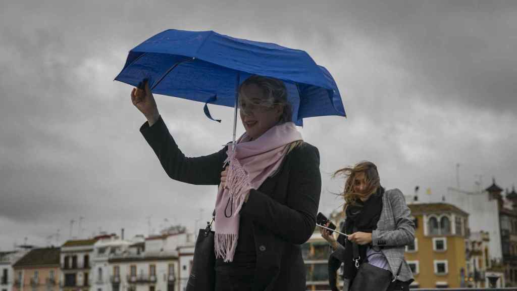 Dos mujeres intentan protegerse del viento con su paragüas / MARÍA JOSÉ LÓPEZ - EP