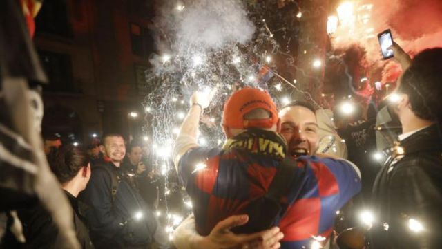 Los hinchas del Barça celebran la victoria en Canaletas / EFE - Marta Pérez