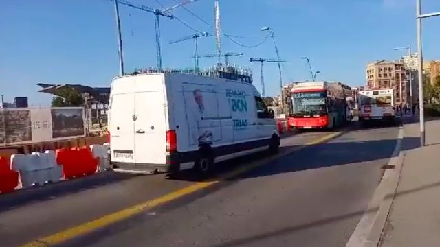 Imagen del momento en el que la furgoneta de JxCat circulaba en dirección contraria / TWITTER