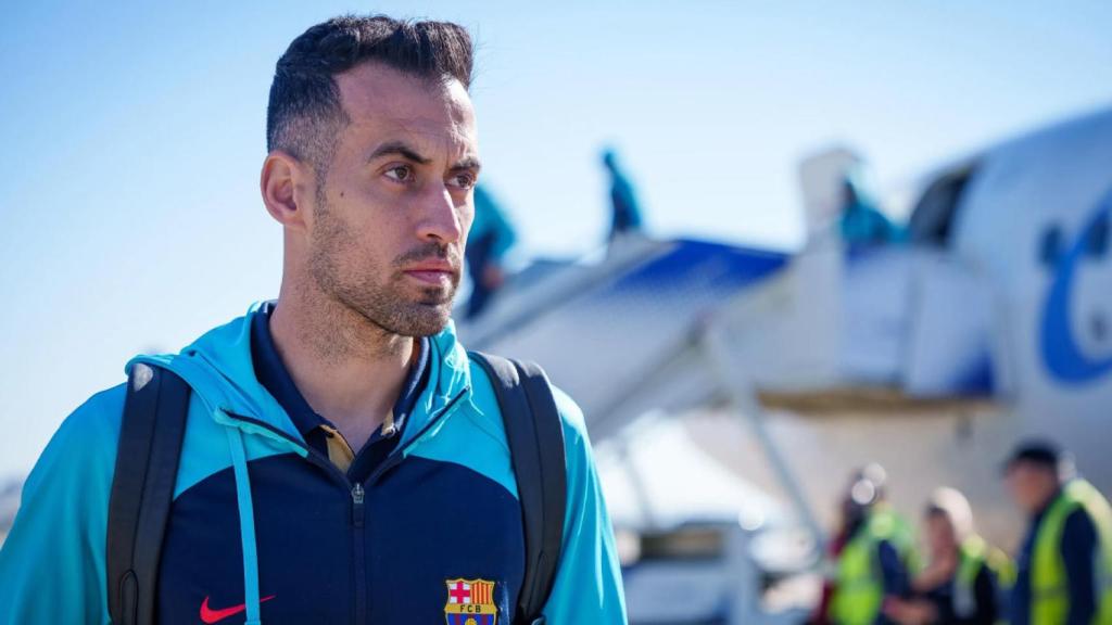 Sergio Busquets, líder y capitán del FC Barcelona, en un desplazamiento del equipo