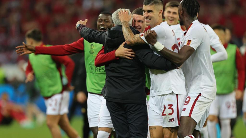 Mourinho celebra con los jugadores de la Roma el pase a la final de la Europa League