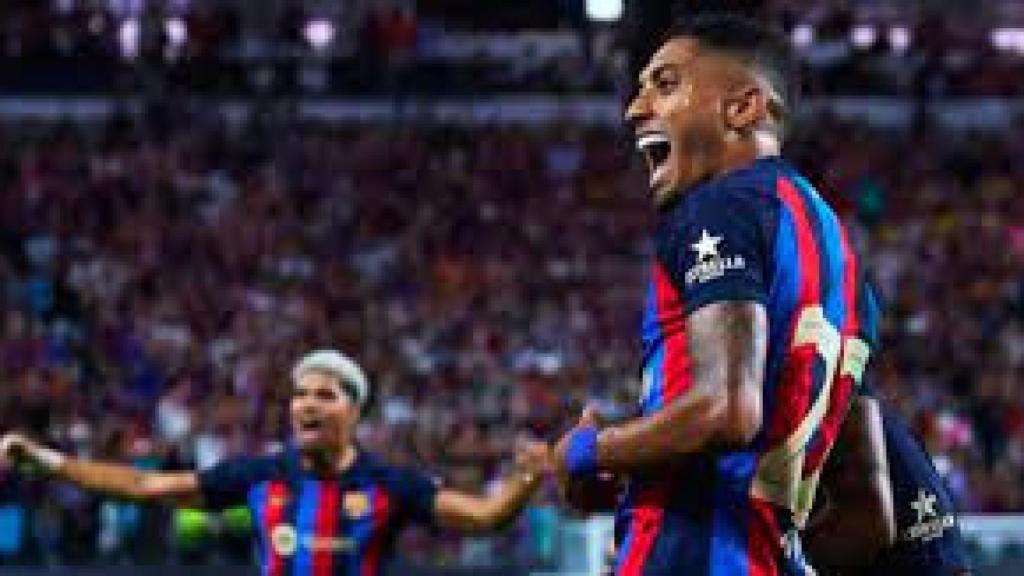 Raphinha celebra el gol al Madrid en la gira de 2022 : EFE