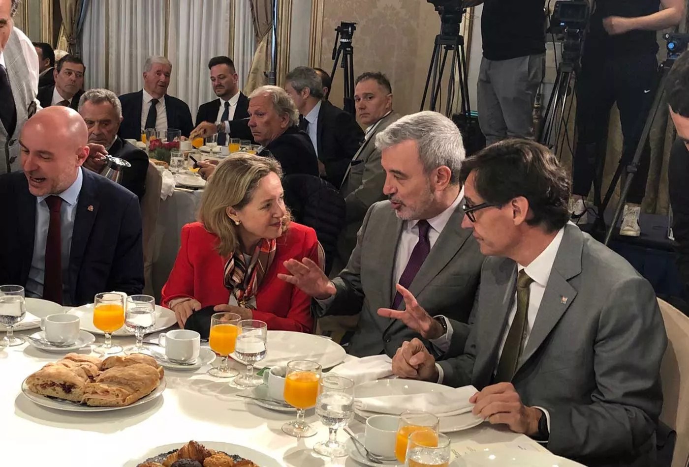 Nadia Calviño, Jaume Collboni y Salvador Illa, en un desayuno informativo / MA