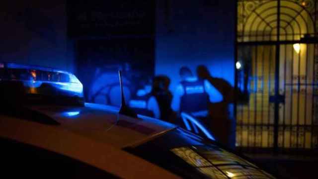 Varios Mossos d'Esquadra detienen a un hombre en una imagen de archivo