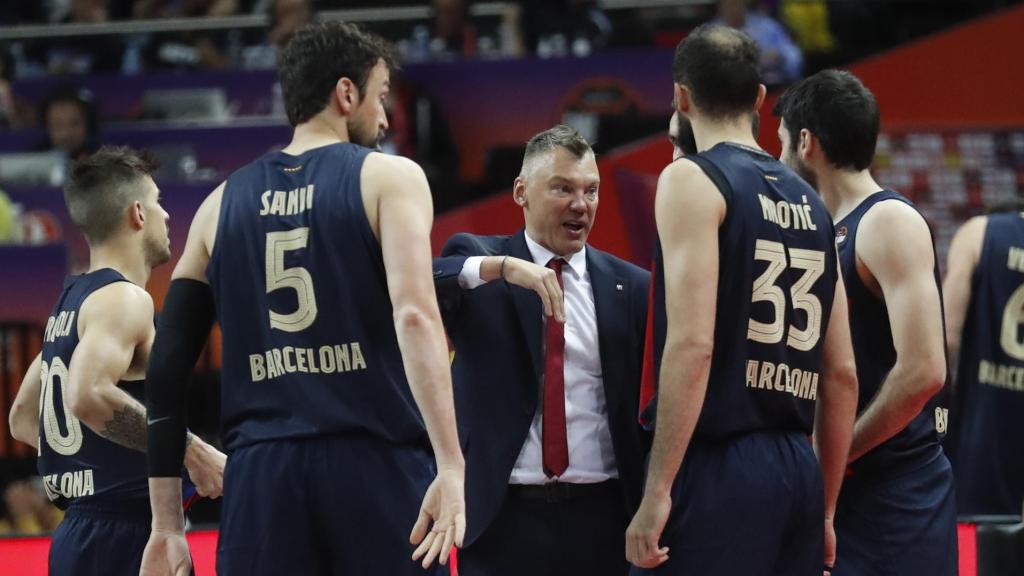Saras Jasikevicius habla con Mirotic y otros jugadores del Barça de basket en la Final Four contra el Real Madrid