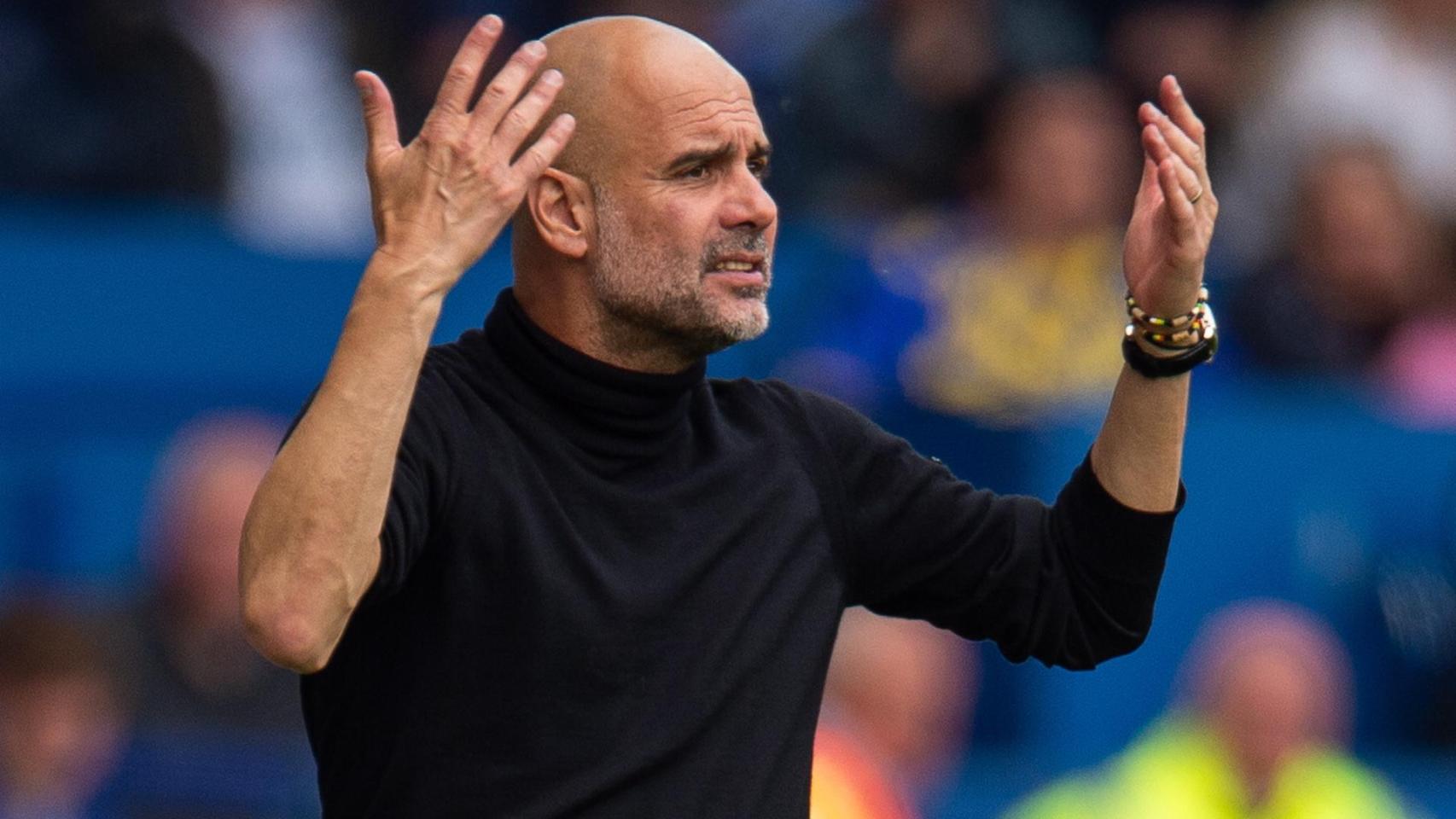 Pep Guardiola, dando indicaciones desde la banda en el Manchester City / EFE