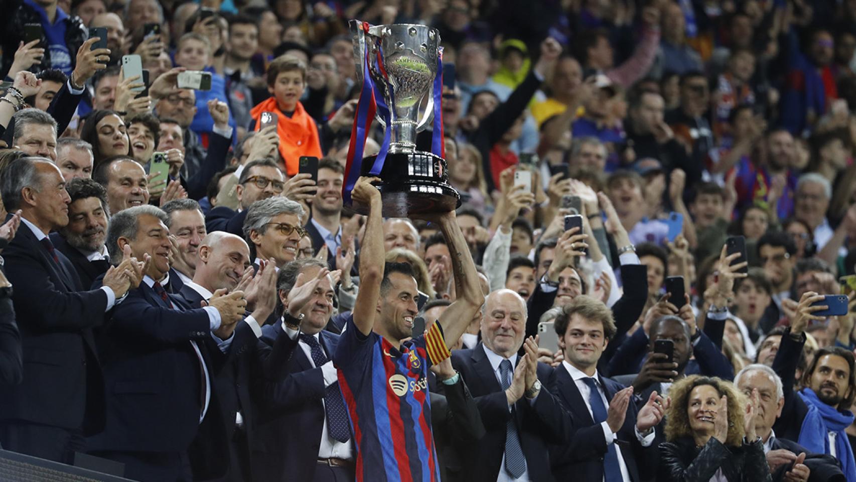 Busquets levanta el título de la Liga en presencia de los directivos del Barça / EFE