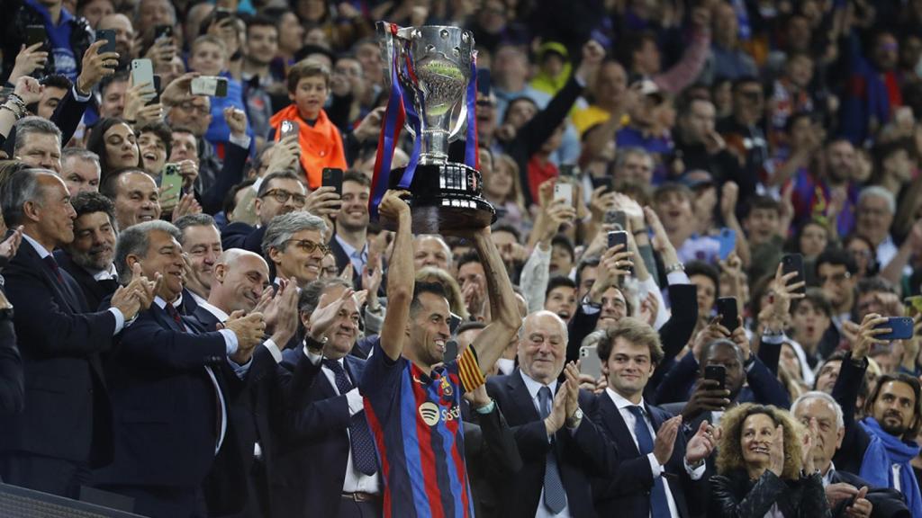Busquets levanta el título de la Liga en presencia de los directivos del Barça / EFE
