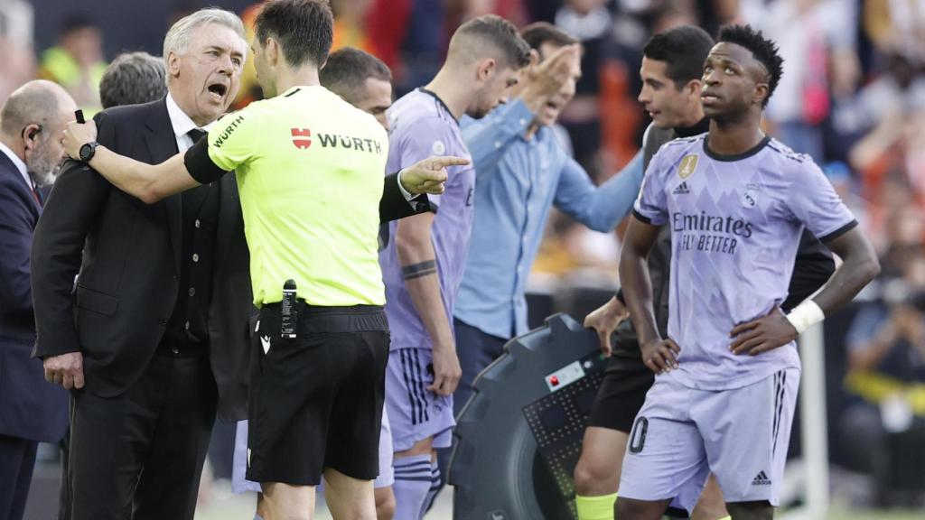 Carlo Ancelotti protesta ante el árbitro delante de Vinicius Jr