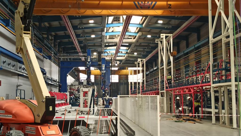 Máquina de soldadura automática en la fábrica de Alstom en Santa Perpètua de Mogoda (Barcelona)