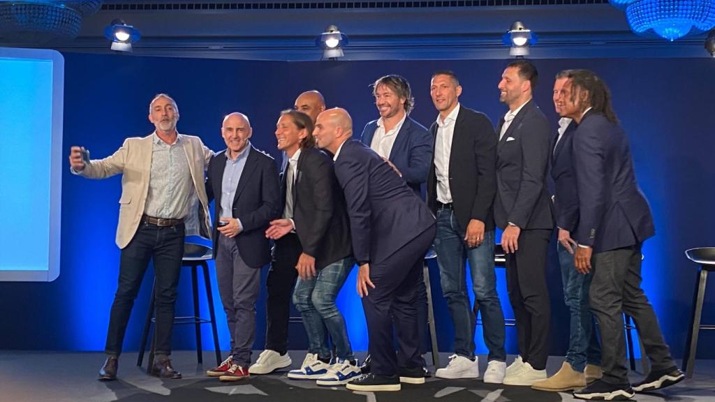 Sarasola se hace una fotografía con los capitanes de las selecciones participantes / CULEMANÍA